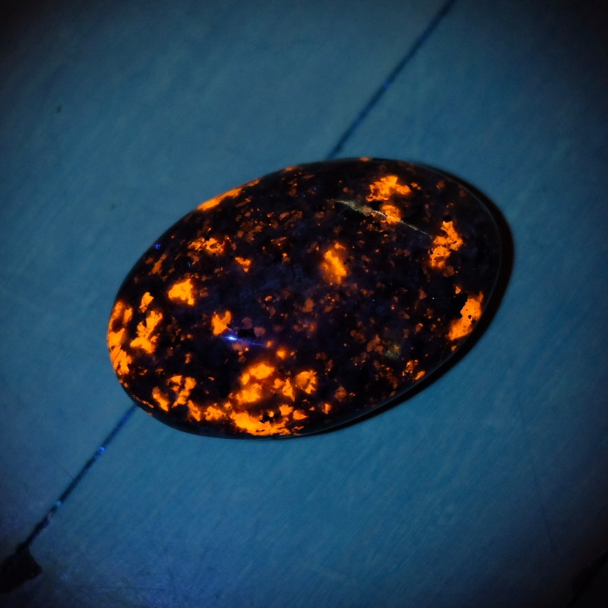 Yooperlite Palm | UV Reactive Crystal Palmstone